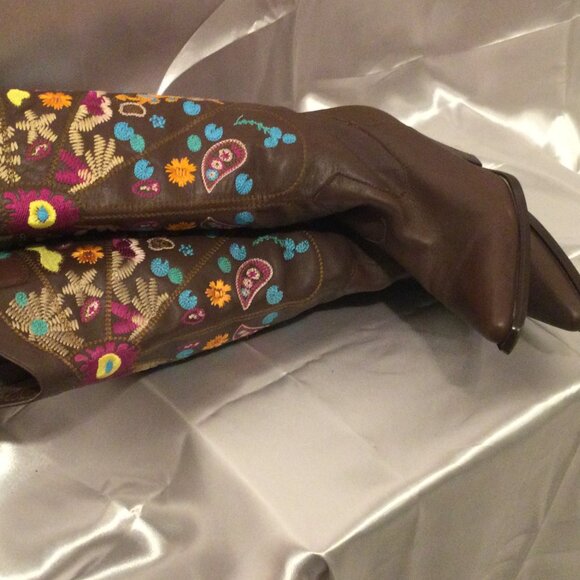 7.5 LEATHER COWGIRL BOOTS WITH COLORFUL FEMININE EMBROIDERY - Picture 4 of 12